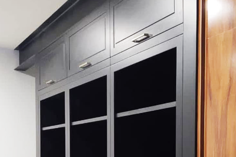 Sala de estar minimalista con muebles de lujo