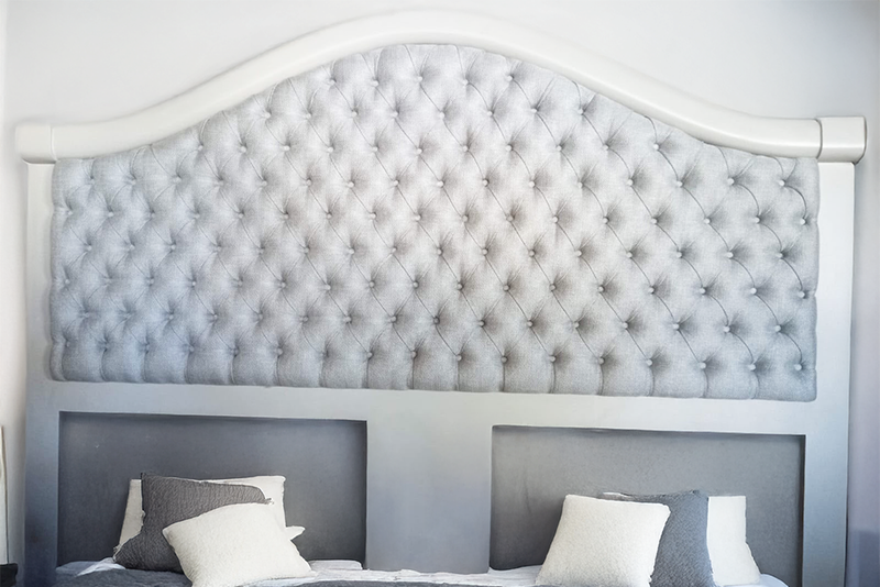 Sala de estar minimalista con muebles de lujo