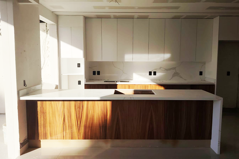 Sala de estar minimalista con muebles de lujo