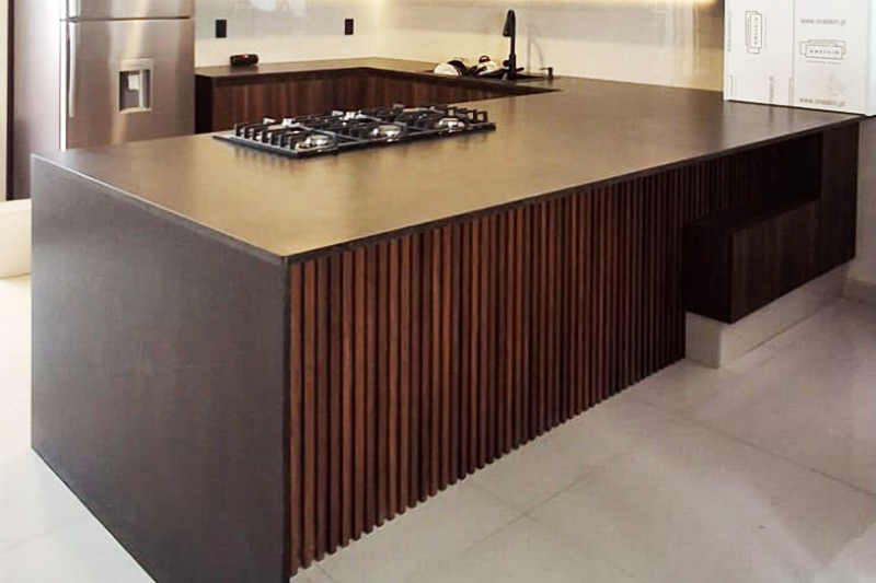 Comedor elegante con luz natural