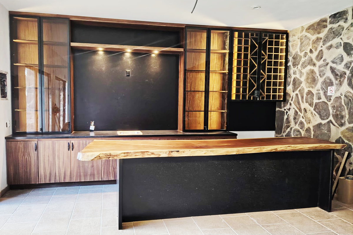 Proyecto residencial de diseño interior con materiales cálidos